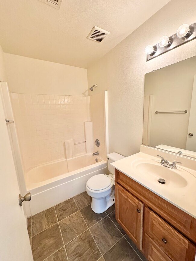 Building Photo - 3 Bedroom 2 Bath Single Level Home In Peor...