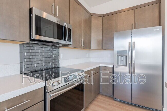 Building Photo - 6050 E Hidden Valley Dr