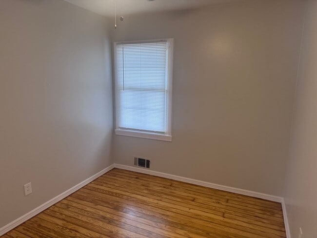 Building Photo - Cute Two Bedroom Home