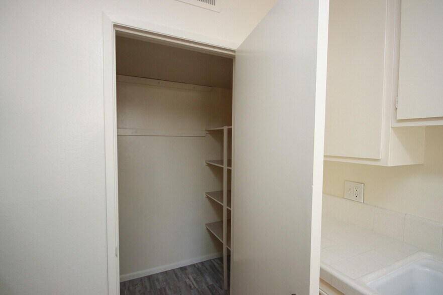 Building Photo - 420 S Madison Ave