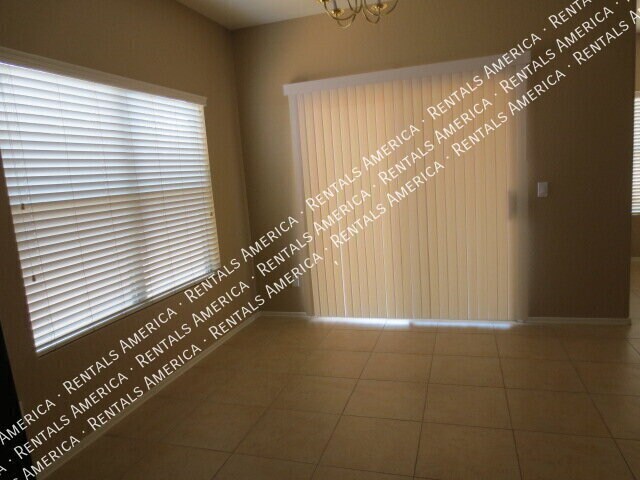 Building Photo - 1281 E Clifton Ave