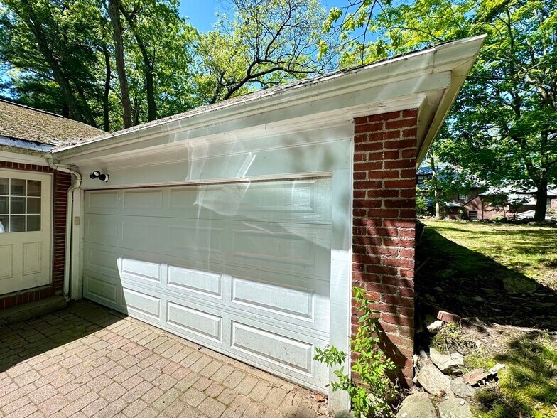 Building Photo - 27 Gammons Rd