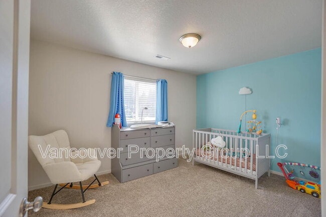 Building Photo - 2001 NE 4 Seasons Ln