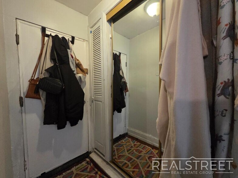 Building Photo - Huge Floor-Through 1 Bedroom with Private Backyard