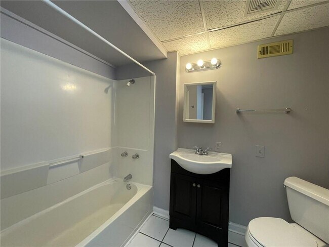 Building Photo - 1001 Traymore Dr