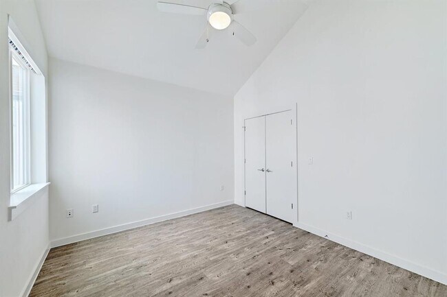 Building Photo - 705 N Bluff Dr