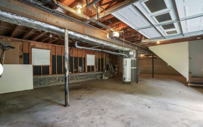 Building Photo - 4 Bed/2 Bath w/ Huge Basement Minutes from...