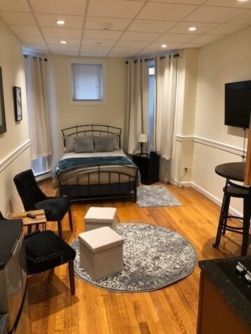 Building Photo - 302 Newbury St