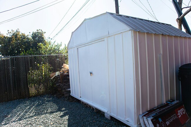 Building Photo - 565 Madrona St