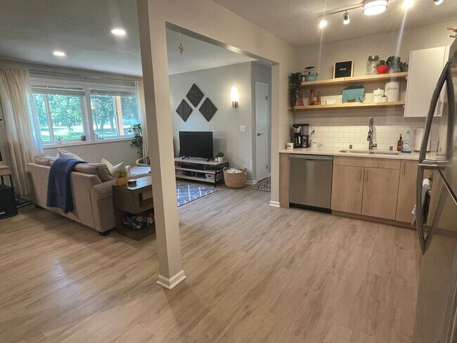 Building Photo - Champlin Main Floor Renovated Apartment, Dishwasher, Garage, Pets Welcome