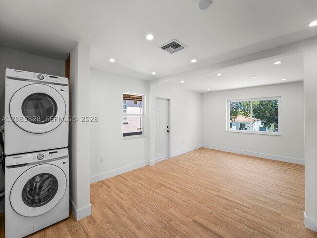 Building Photo - 238 NW 41st Ave