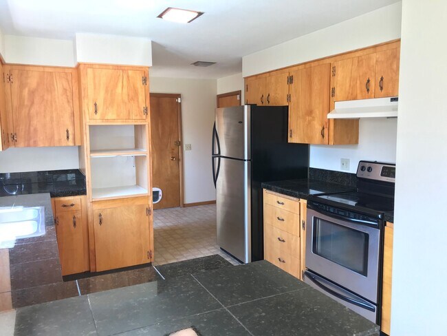 Building Photo - 3824 W Greenbrier Dr