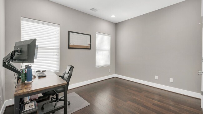Building Photo - 607 Bayou St