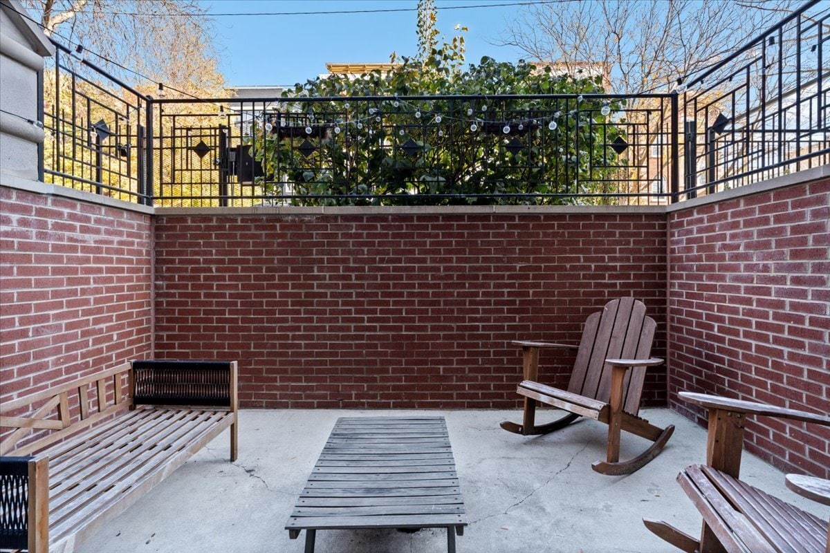 Building Photo - 1018 N Hermitage Ave