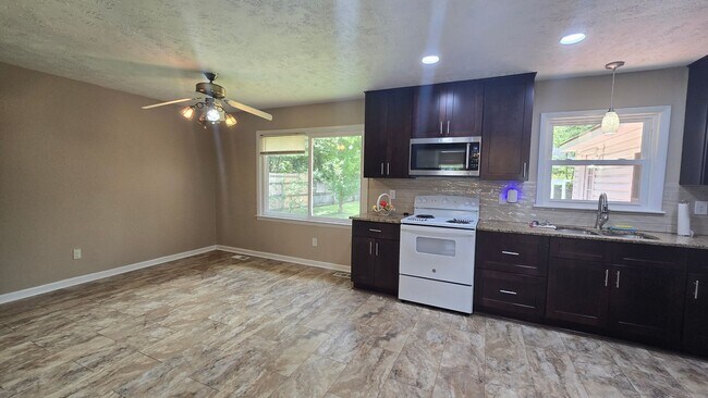 Building Photo - 650 E Raynor Dr