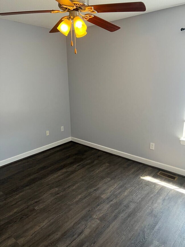 Building Photo - 4 bedroom, 2 bathroom, car garage townhouse