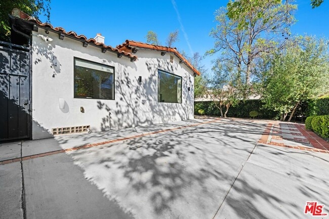 Building Photo - 201 S Bedford Dr