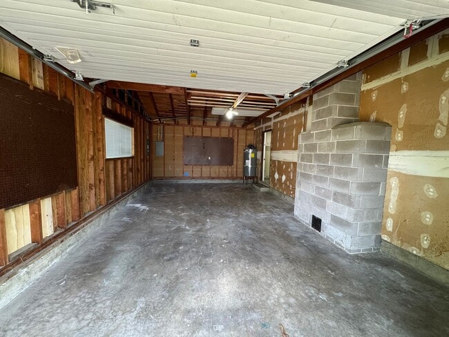 Building Photo - 3-Bedroom, 1-Bathroom Duplex Near Coburg Road