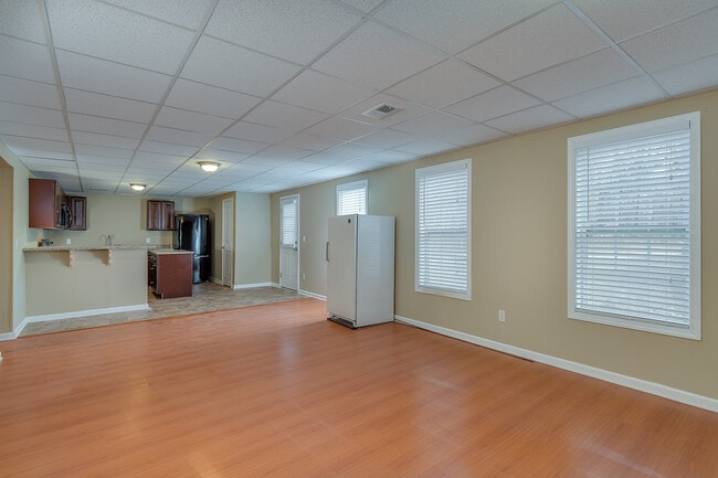 Building Photo - Huge 2 Homes in 1 with 2 full kitchens