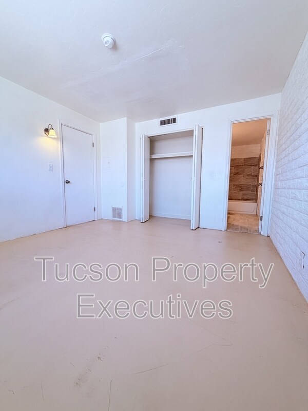 Building Photo - 319 E Blacklidge Dr