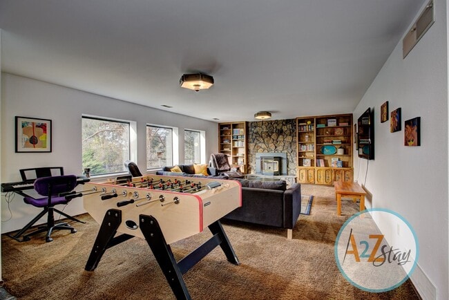Building Photo - Executive Rental in North End Foothills