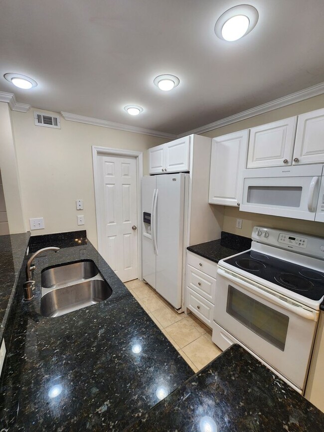 Building Photo - Chapel Hill / Bradford Place Condo AVAILABLE