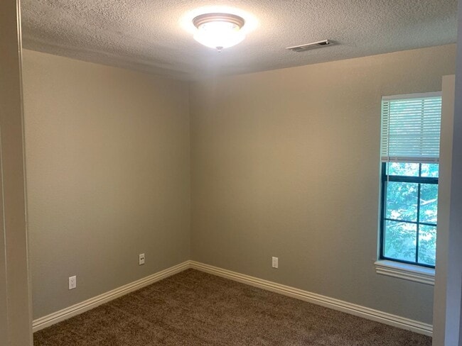 Building Photo - 2BR/1BA Town home in Fayetteville! Walk to UofA Campus!