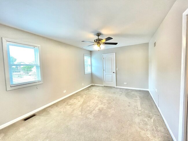 Building Photo - 2250 Lakeside Dr