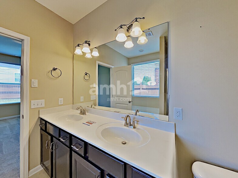 Building Photo - 207 S Dunnwood Ln