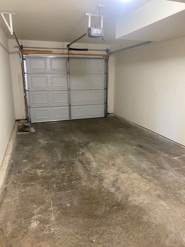 Building Photo - 16830 Huntington Ln