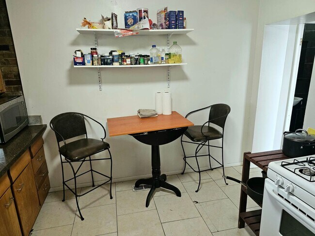 Building Photo - Private Guy Room in 5 bedroom 2 bath triplex