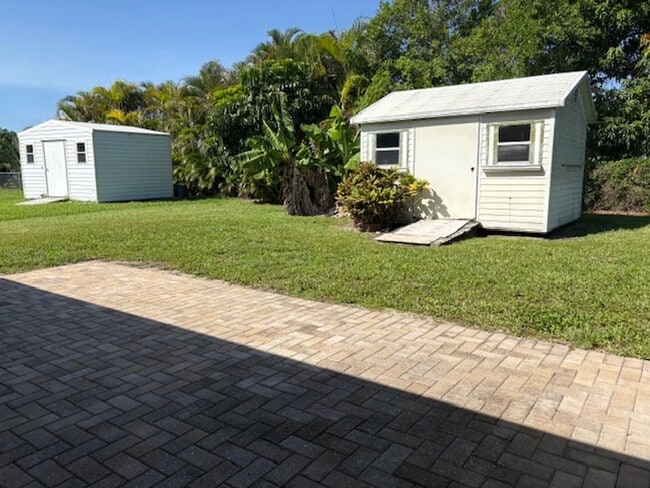 Building Photo - ******HOLIDAY SPECIAL NO RENT FOR DECEMBER****** Charming 2-Bedroom Home in Prime Cape Coral Loca...