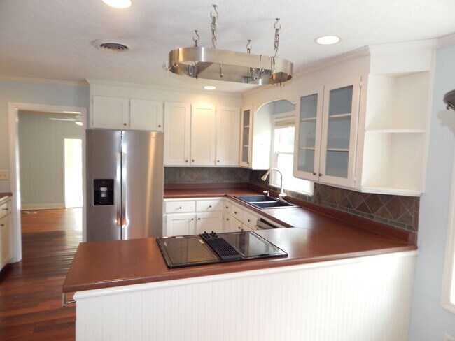 Building Photo - Spacious home in Pine Valley.