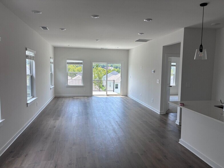 Building Photo - 1780 Flora Grv