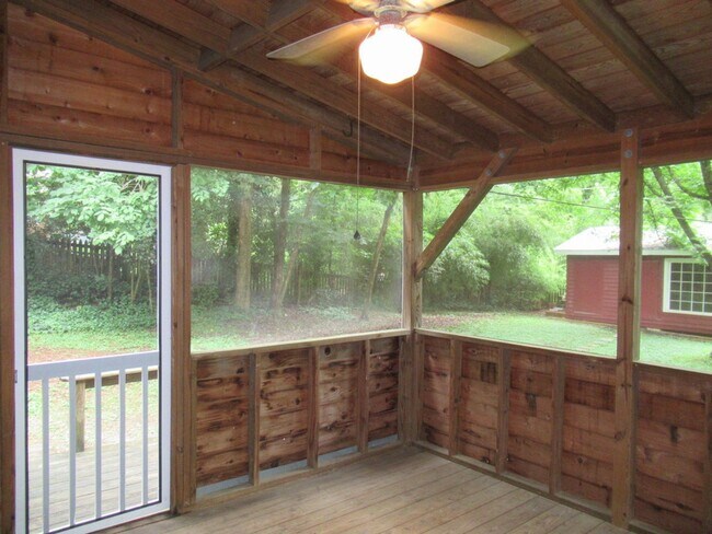 Building Photo - Lovely 2br bungalow with screened porch an...