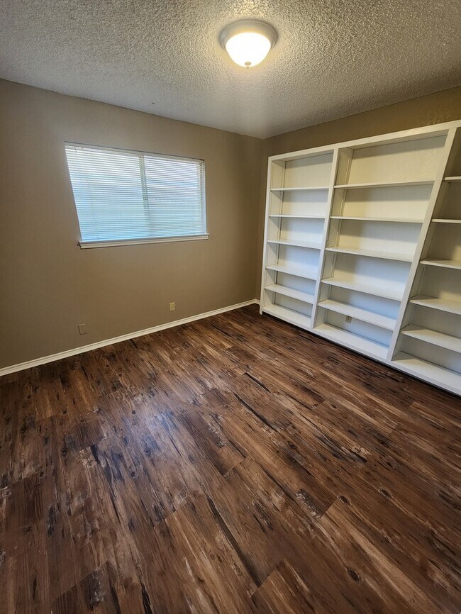 Building Photo - 3 bed 2 bath 2 car garage!