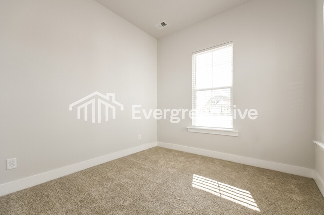 Building Photo - 132 Bloomsbury St