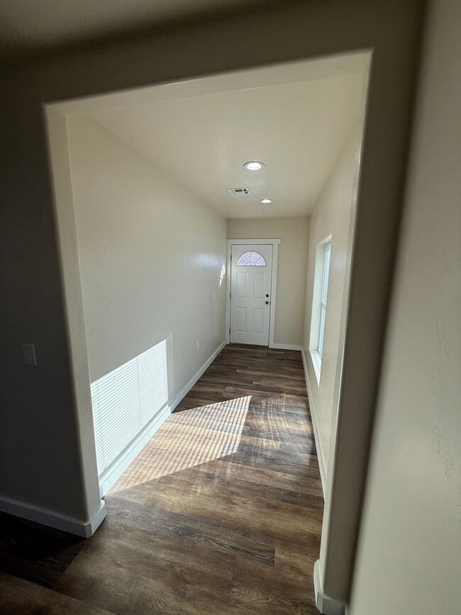 Building Photo - Gorgeous 2 Bedroom/1 Bathroom Home