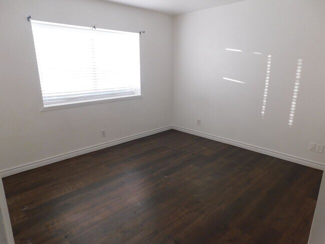 Building Photo - 325 S Norma St