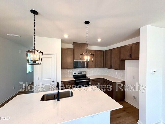 Building Photo - 2040 Oakdale Dr