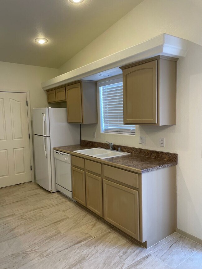 Building Photo - Move in ready, Call for a showing.