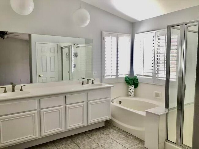 Building Photo - 78825 Zenith Way