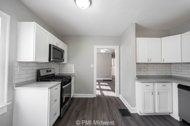 Building Photo - "Charming 3 Bedroom with Hardwood Floors in Indianapolis - Don't Miss Out!"