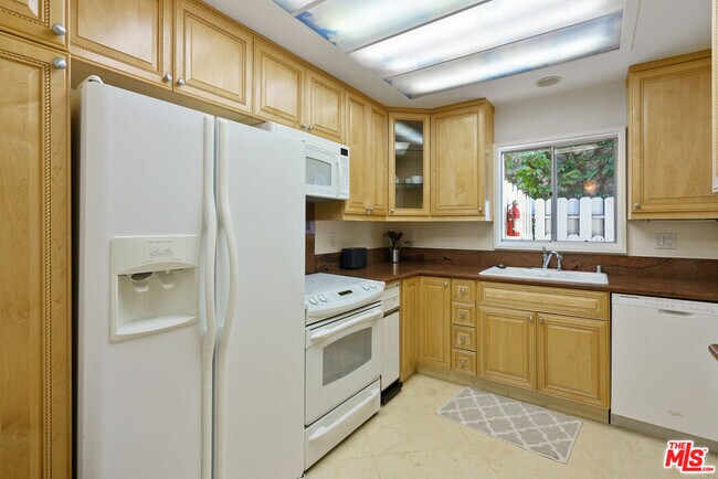 Building Photo - 1131 Alta Loma Rd