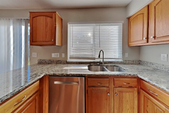 Building Photo - 7611 Round Grove Ln