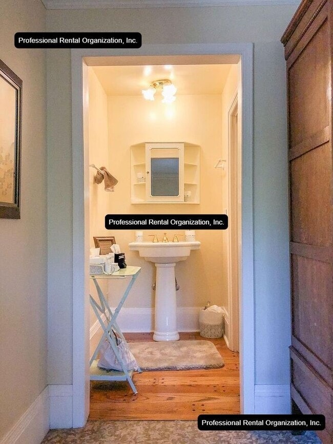 Building Photo - Upper Carriage house Flat with deck & expansive Vineyard and Sunset views