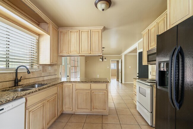 Building Photo - 214 W Strickland St