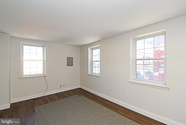 Building Photo - 1554 N Lawrence St