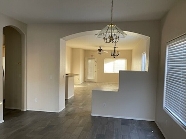 Building Photo - 4 bedroom 2 bath in Goodyear