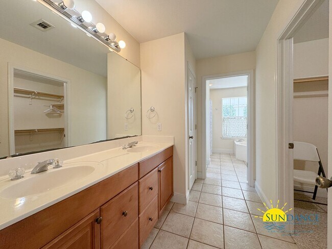 Building Photo - Furnished 4BR Waterfront Home in Fort Walt...